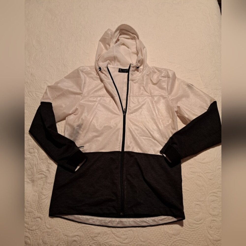 Under Armour men's size medium waterproof fitted jacket, EUC